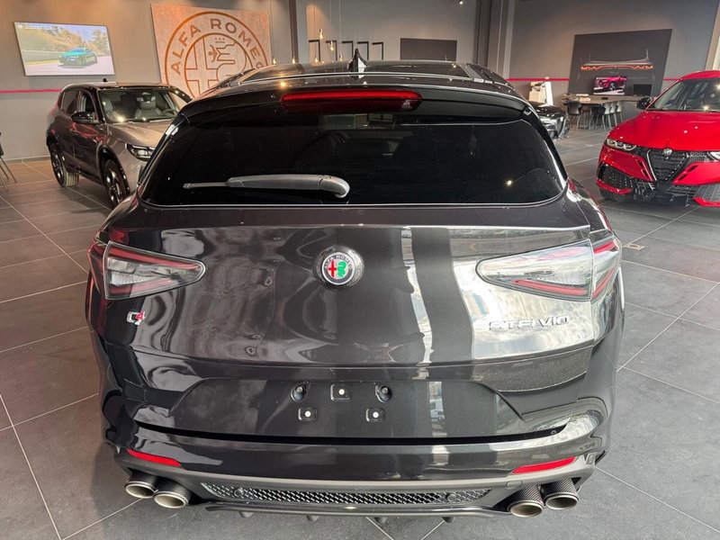 Alfa Romeo Stelvio nuova a Milano (7)