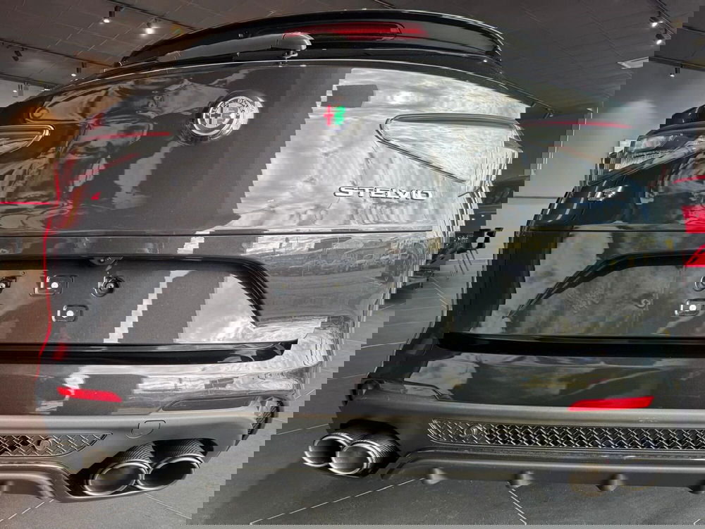 Alfa Romeo Stelvio nuova a Milano (8)