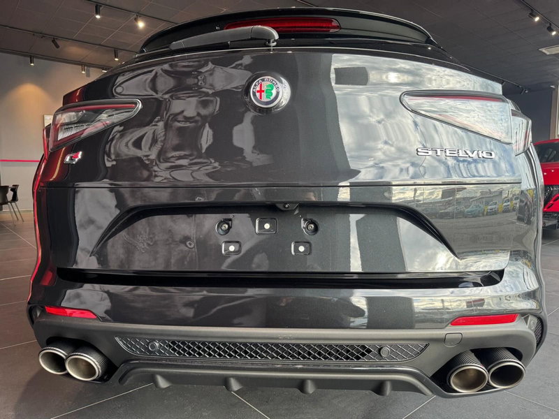 Alfa Romeo Stelvio nuova a Milano (8)