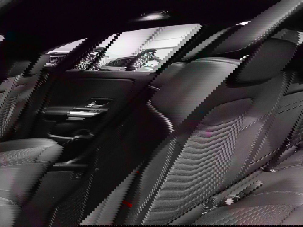 Mercedes-Benz EQA nuova a Macerata (17)