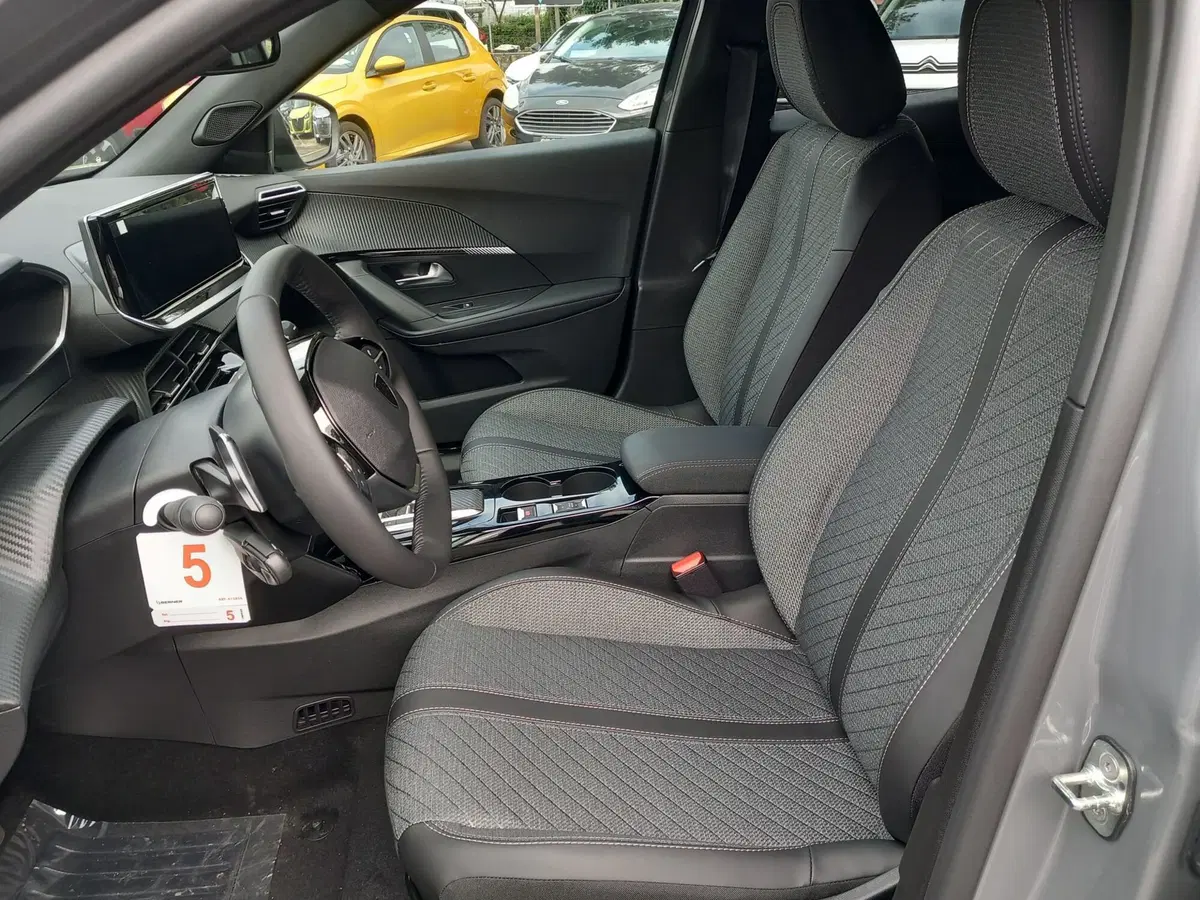 Peugeot 2008 nuova a Lucca (9)
