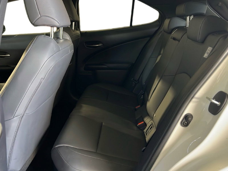 Lexus UX usata a Roma (11)