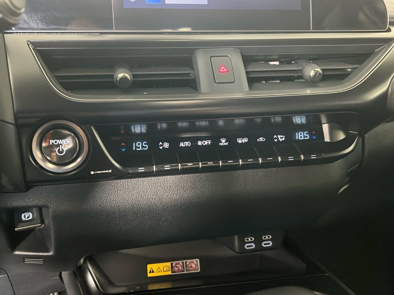 Lexus UX usata a Roma (19)