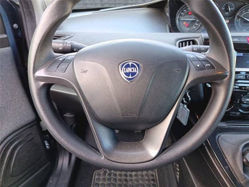 Lancia Ypsilon usata a Bari (15)