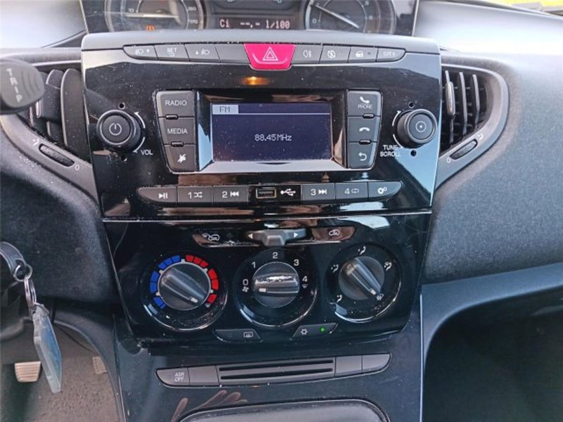 Lancia Ypsilon usata a Bari (17)