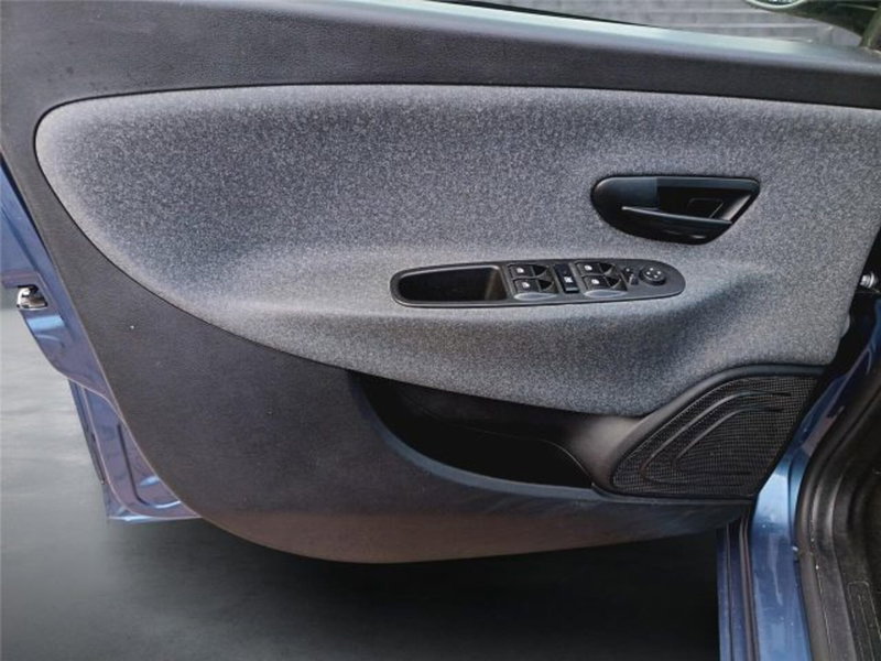 Lancia Ypsilon usata a Bari (9)