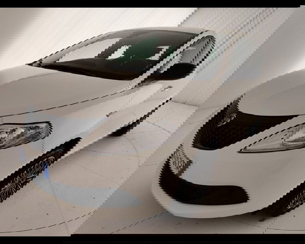 Lancia Ypsilon usata a Caserta (16)