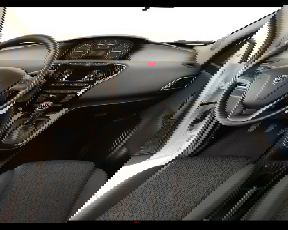 Lancia Ypsilon usata a Caserta (17)