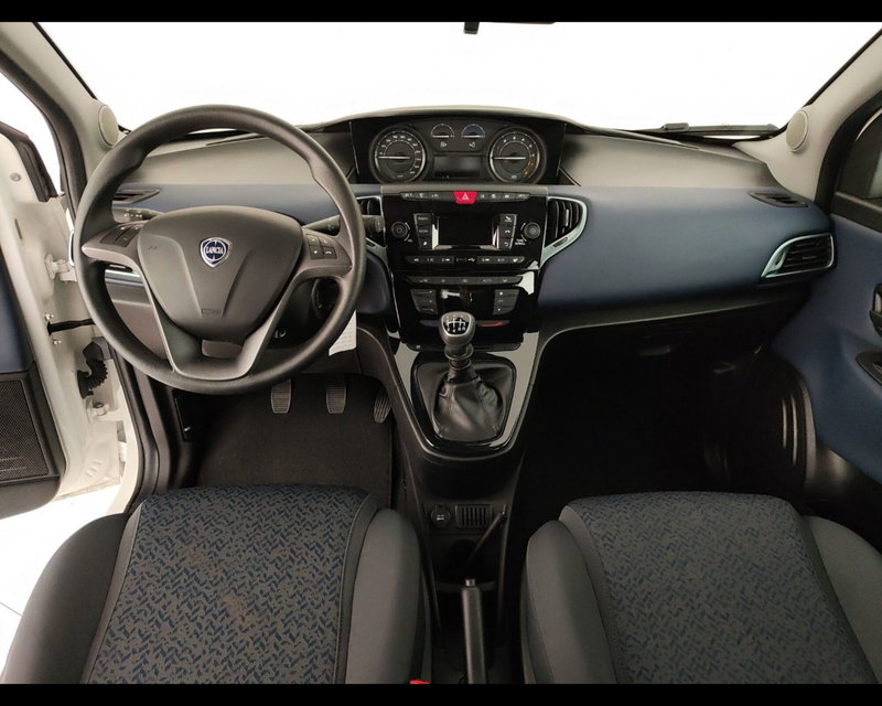 Lancia Ypsilon usata a Caserta (17)
