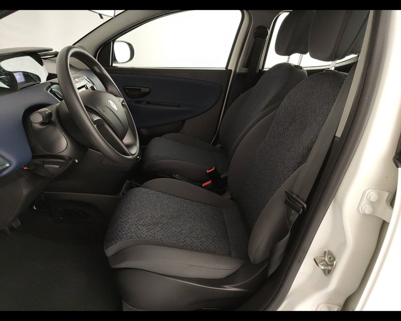 Lancia Ypsilon usata a Caserta (18)
