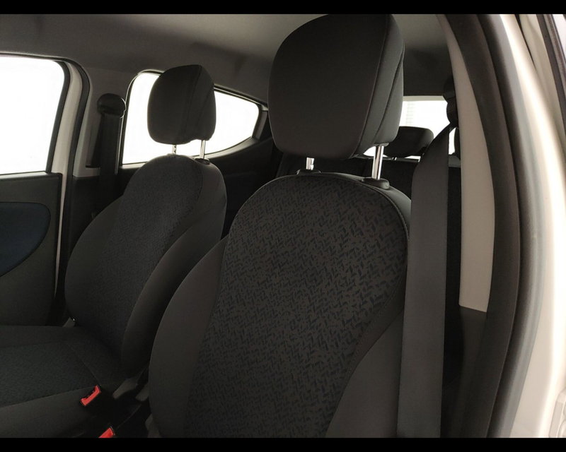 Lancia Ypsilon usata a Caserta (19)