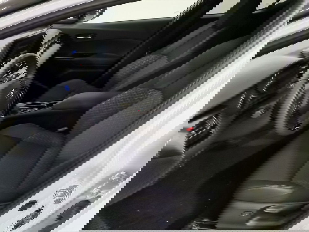 Toyota Toyota C-HR nuova a Salerno (9)