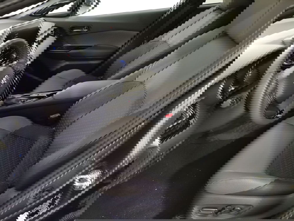 Toyota Toyota C-HR nuova a Salerno (9)