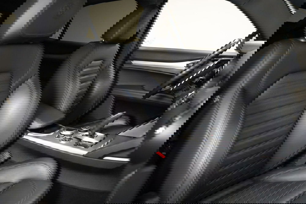 Alfa Romeo Stelvio usata a Varese (13)