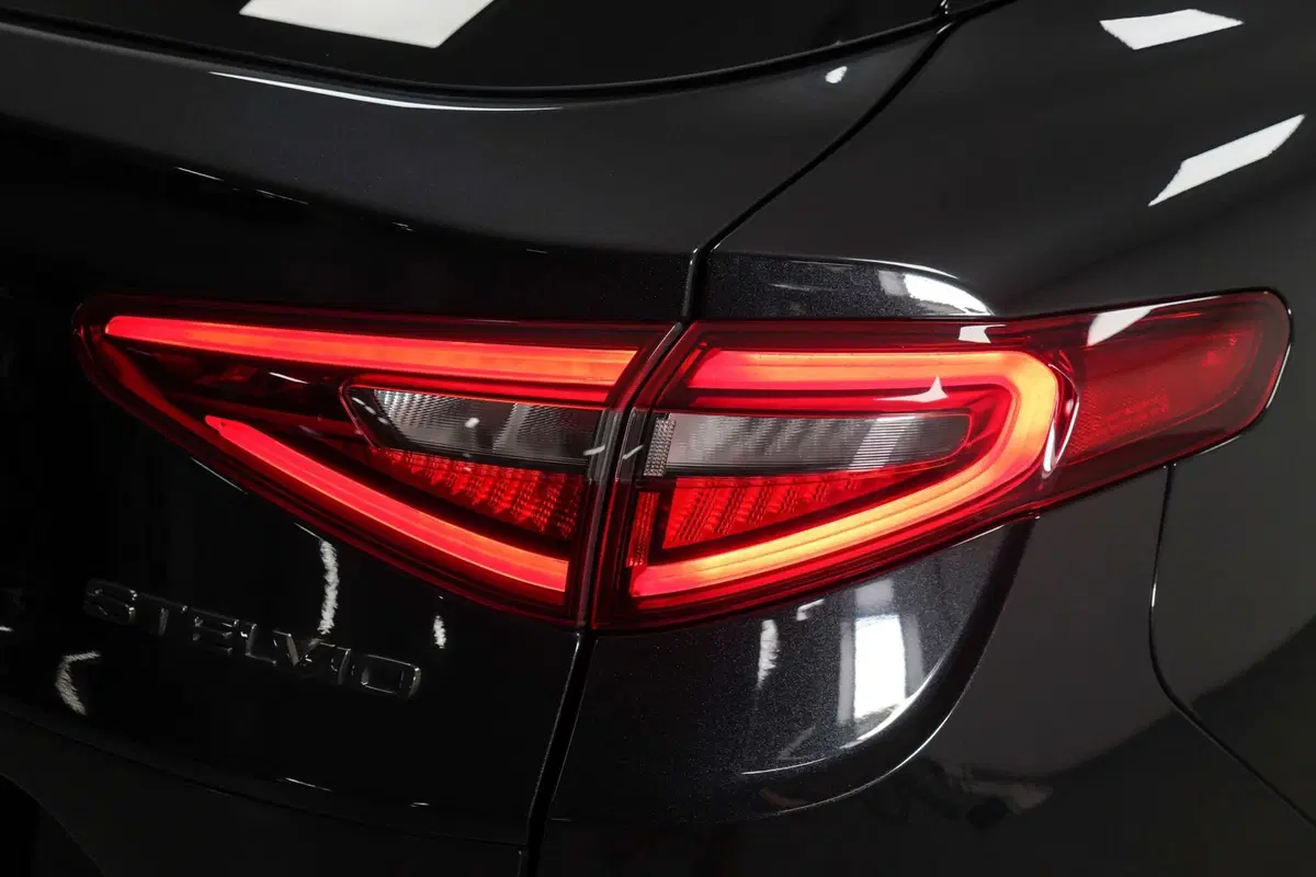 Alfa Romeo Stelvio usata a Varese (9)