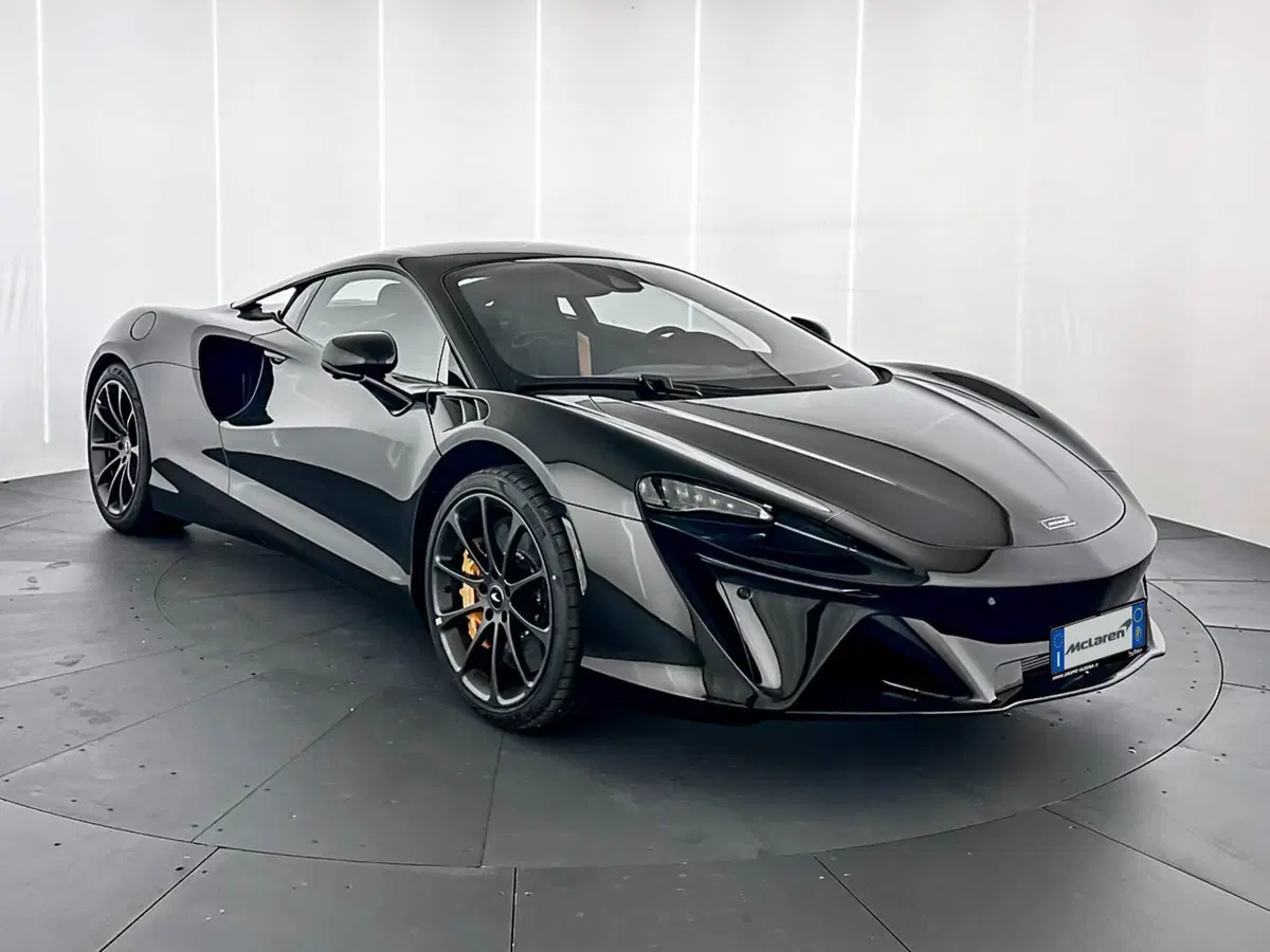 McLaren Artura Coupé nuova a Milano