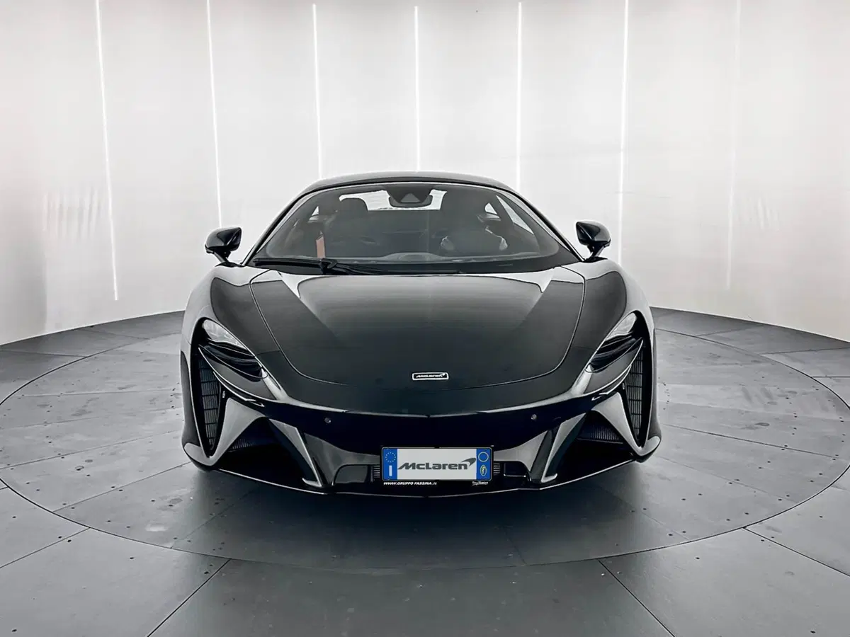 McLaren Artura Coupé nuova a Milano (2)