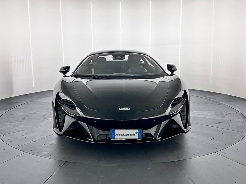 McLaren Artura Coupé nuova a Milano (2)
