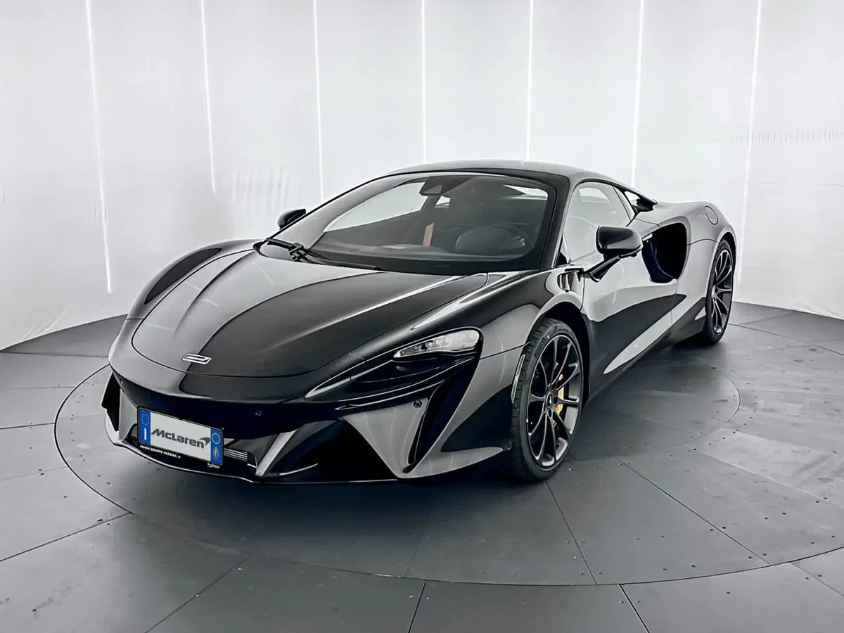 McLaren Artura Coupé nuova a Milano (3)