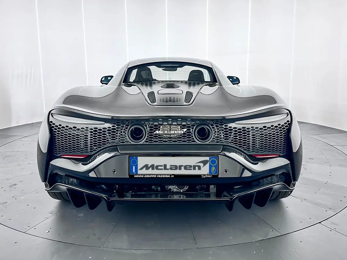 McLaren Artura Coupé nuova a Milano (5)