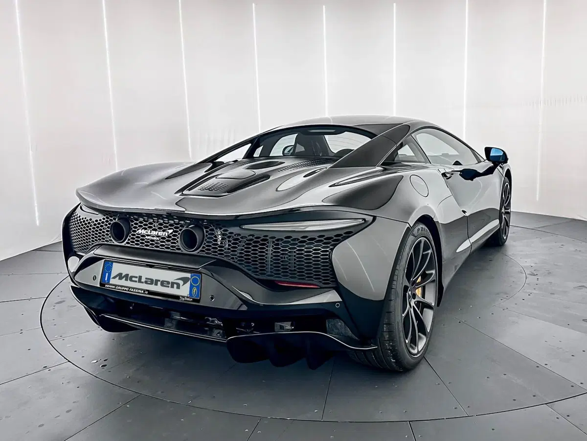 McLaren Artura Coupé nuova a Milano (6)