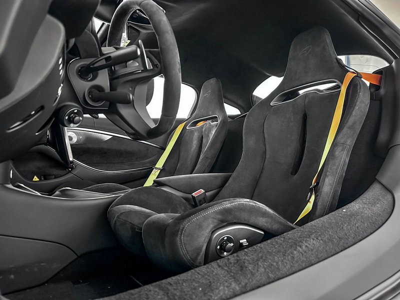 McLaren Artura Coupé nuova a Milano (8)