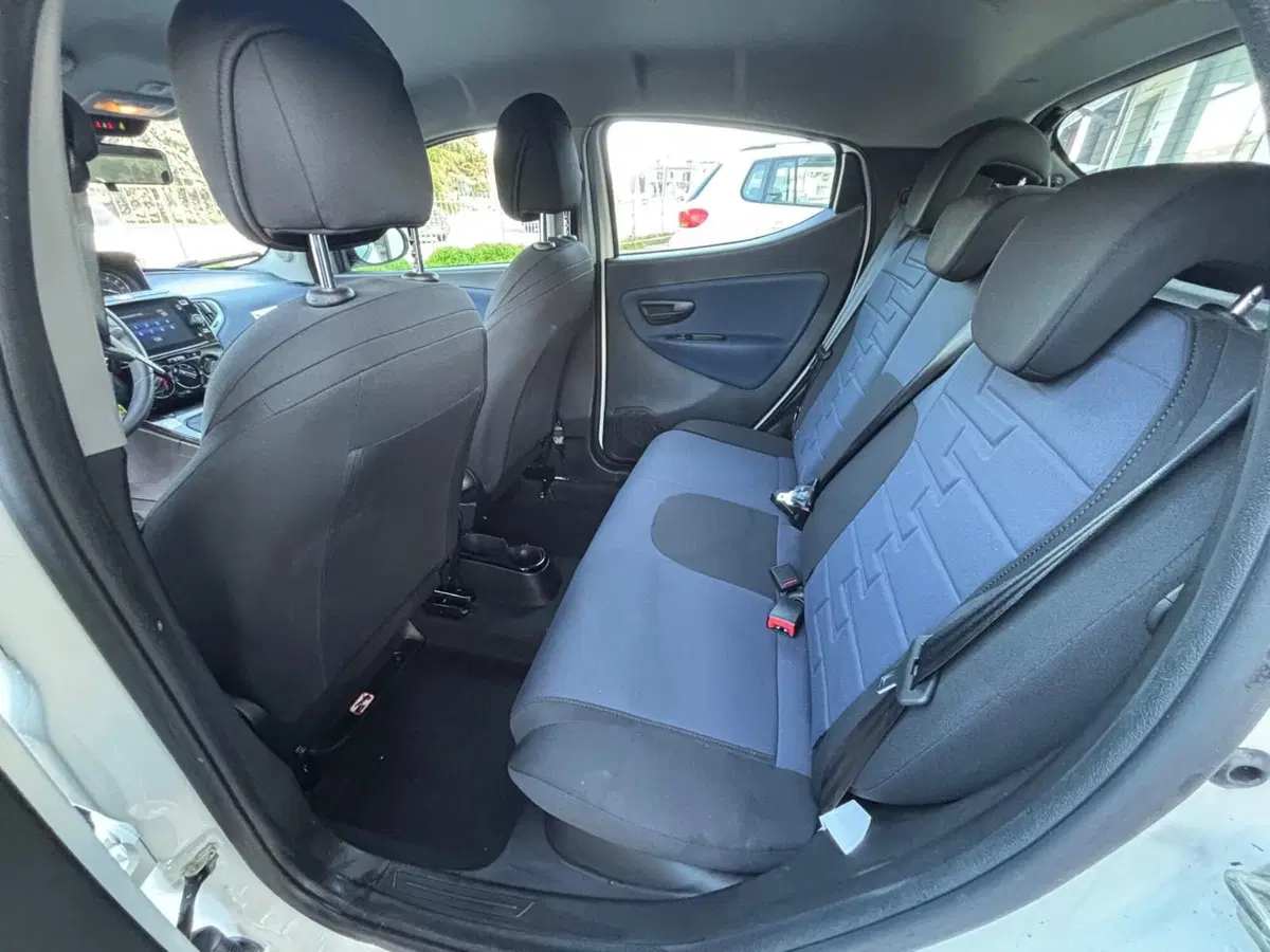 Lancia Ypsilon usata a Teramo (11)