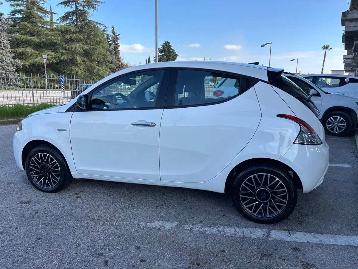 Lancia Ypsilon usata a Teramo (3)