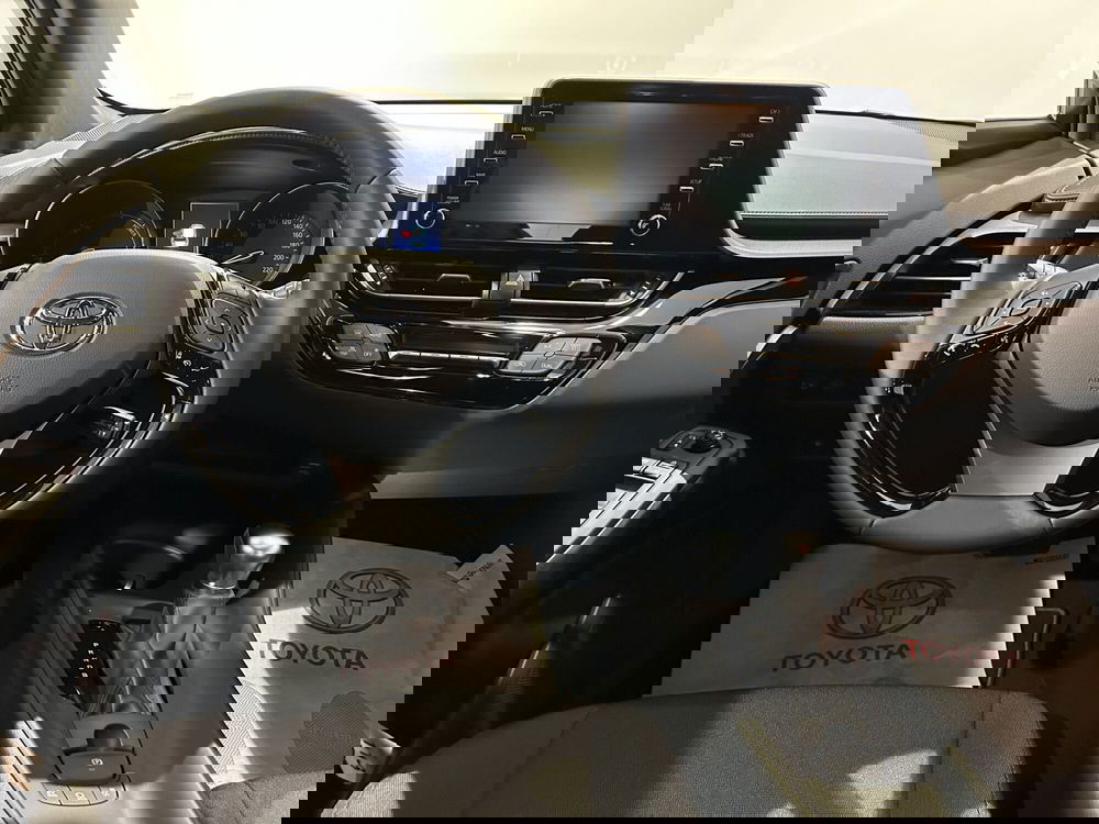 Toyota Toyota C-HR usata a Milano (8)