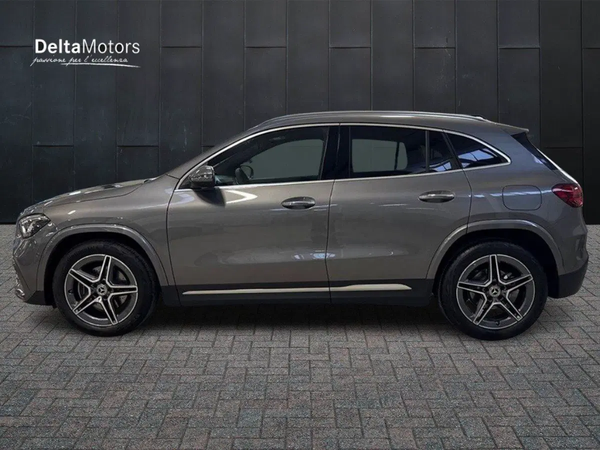 Mercedes-Benz GLA SUV nuova a Macerata (2)