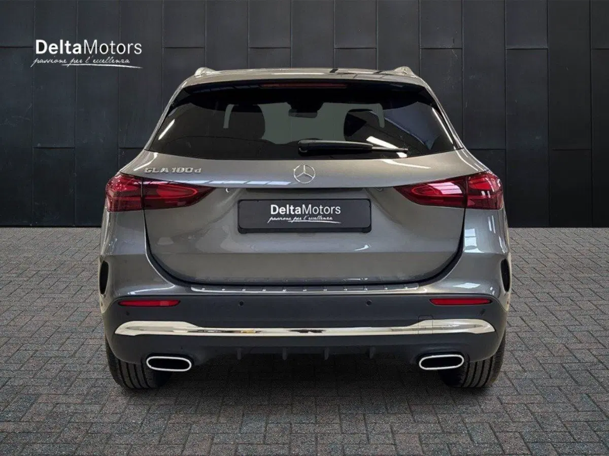 Mercedes-Benz GLA SUV nuova a Macerata (4)