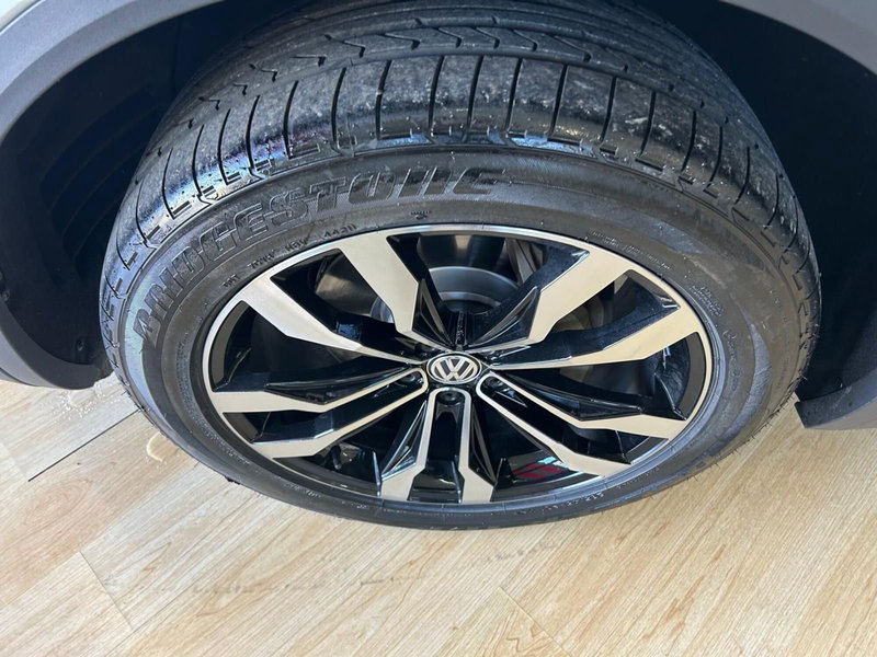 Volkswagen Touareg usata a Bari (9)