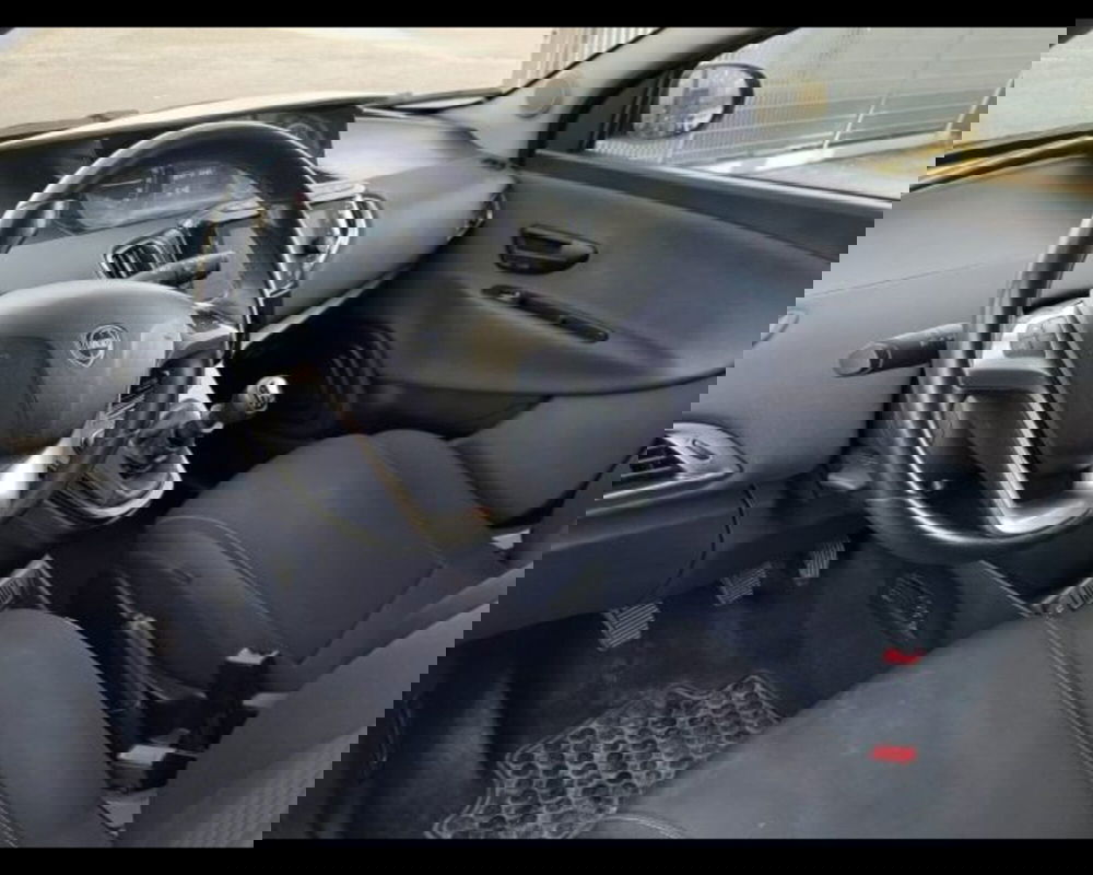 Lancia Ypsilon usata a Bologna (9)
