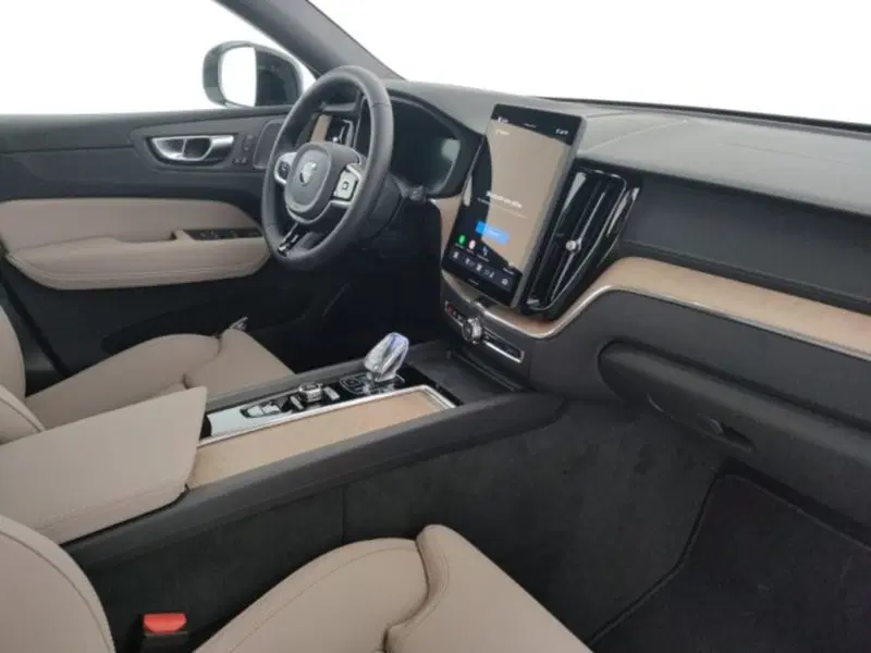 Volvo XC60 nuova a Modena (12)