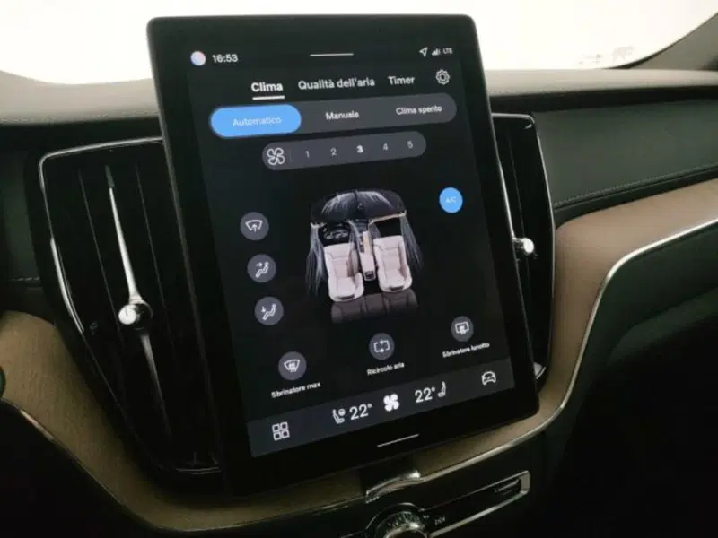 Volvo XC60 nuova a Modena (16)