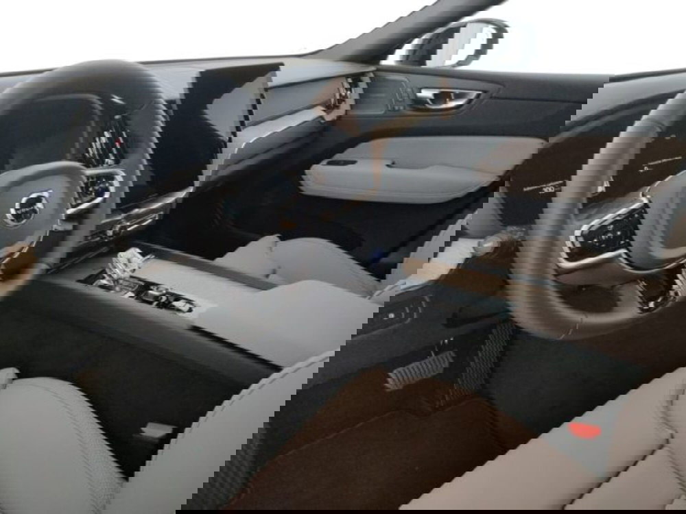 Volvo XC60 nuova a Modena (9)