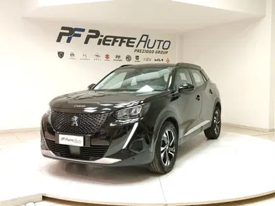 Peugeot 2008 1.2 puretech Active s&amp;s 100cv del 2020 usata a Grottammare