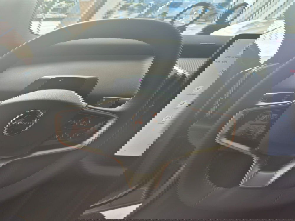 Volvo EX30 Cross Country nuova a Como (9)