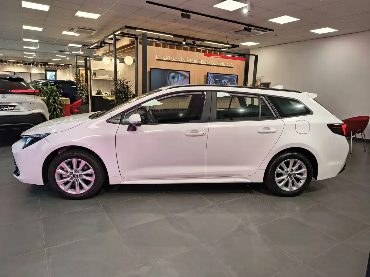 Toyota Corolla Touring Sports nuova a Catanzaro (2)