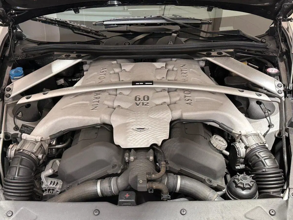 Aston Martin DBS usata a Varese (14)