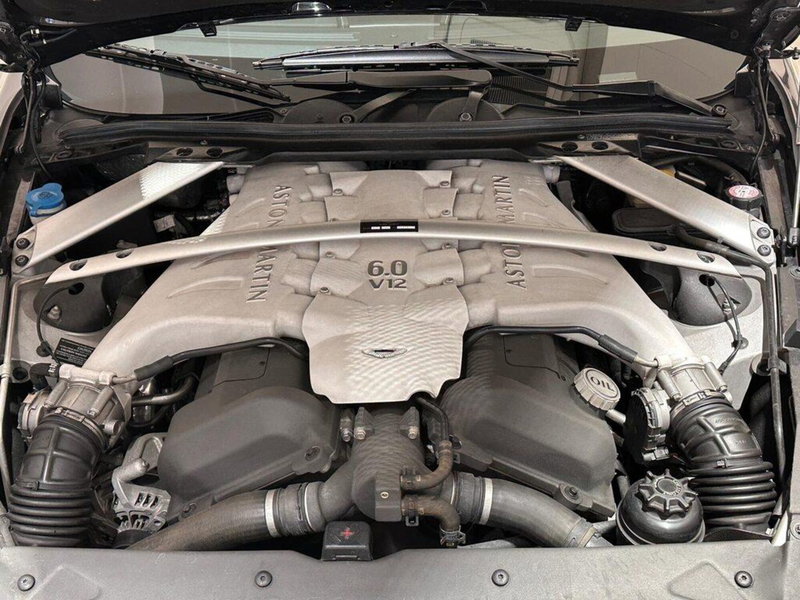 Aston Martin DBS usata a Varese (14)