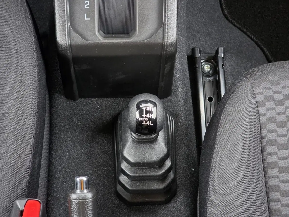 Suzuki Jimny nuova a Pistoia (15)