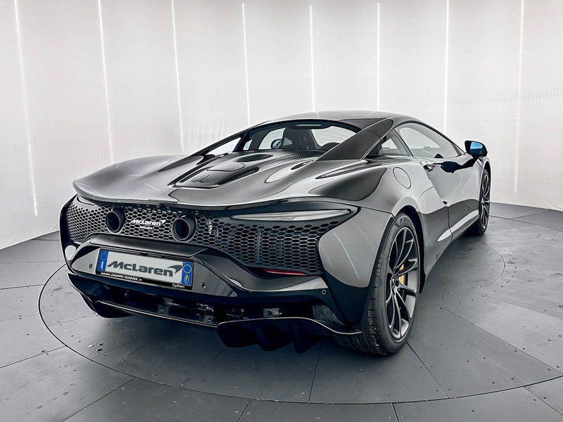 McLaren Artura Coupé nuova a Milano (6)