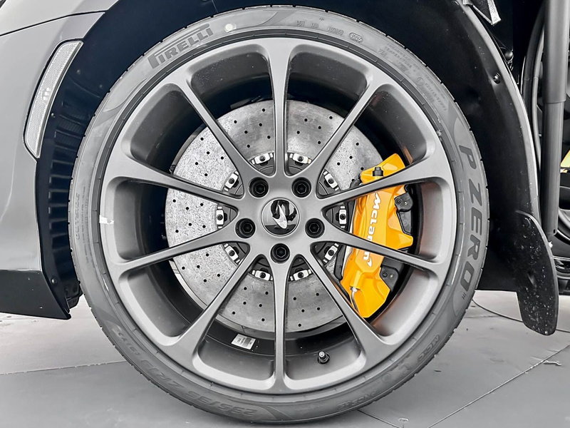 McLaren Artura Coupé nuova a Milano (7)