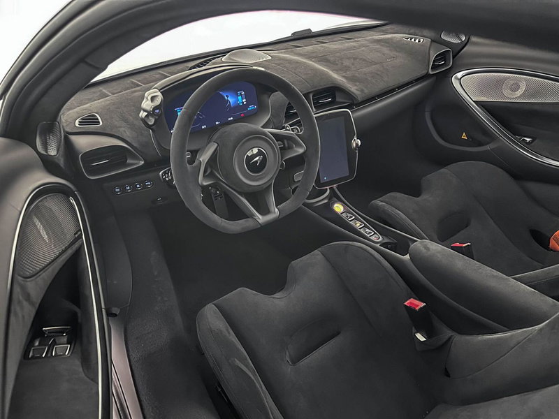 McLaren Artura Coupé nuova a Milano (9)