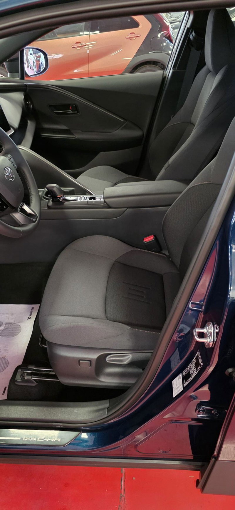 Toyota Toyota C-HR nuova a Messina (6)