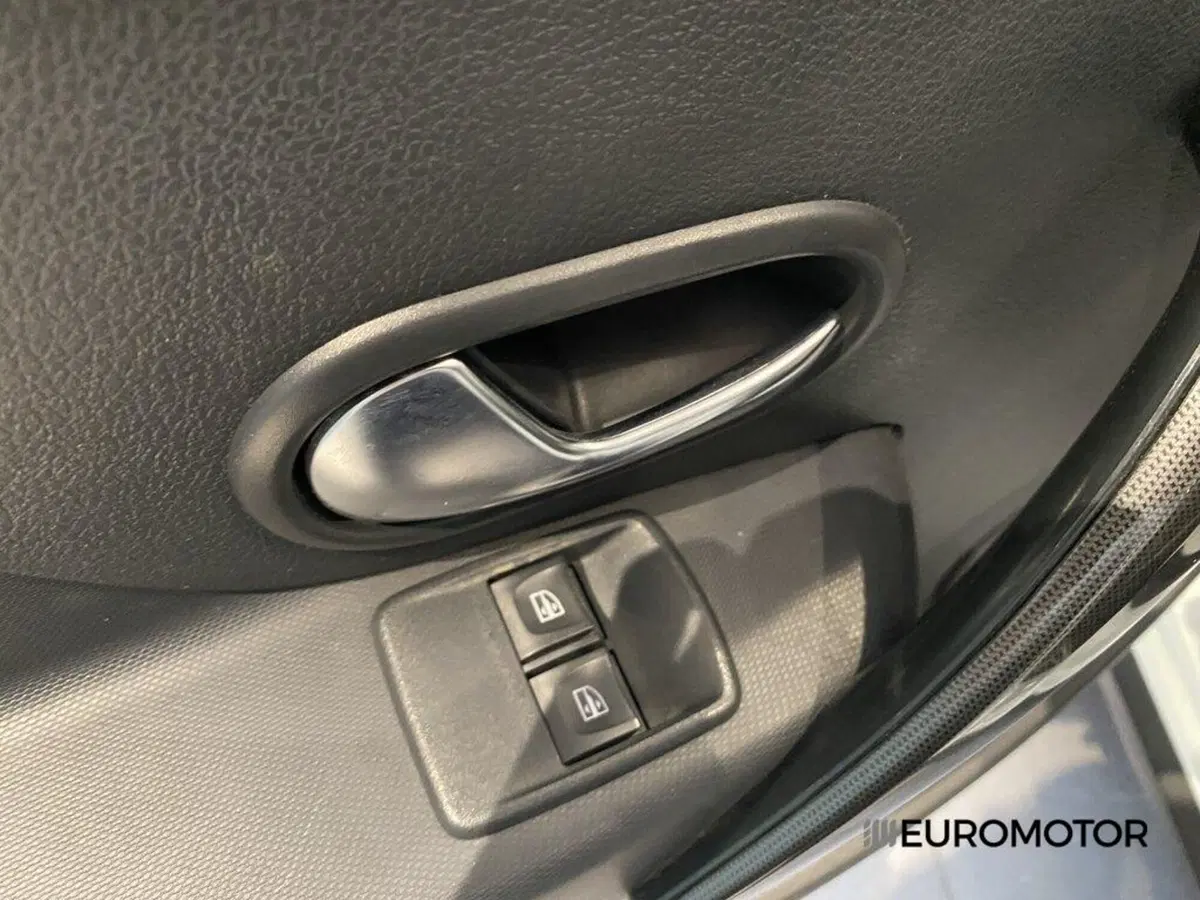 Dacia Sandero usata a Bari (9)