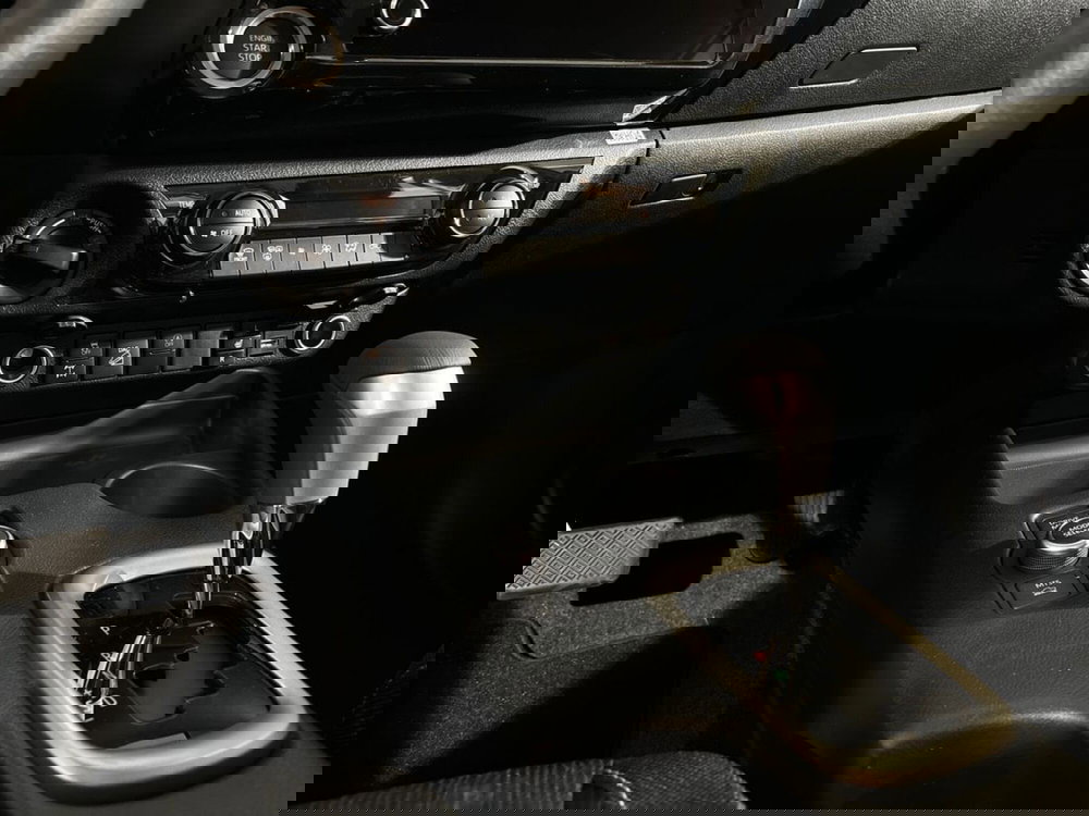 Toyota Hilux nuova a Lecco (14)