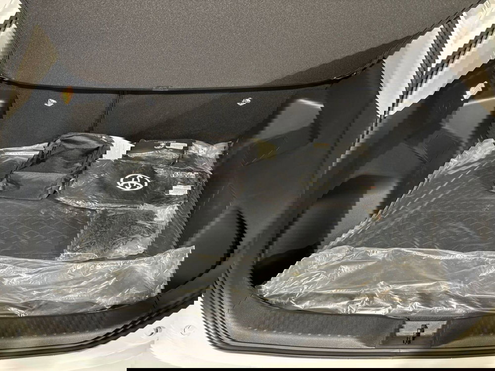 Toyota Yaris Cross nuova a Lecco (13)