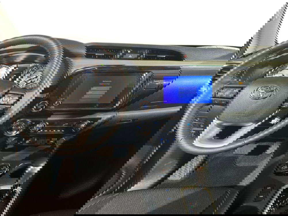 Toyota Hilux nuova a Lecco (8)